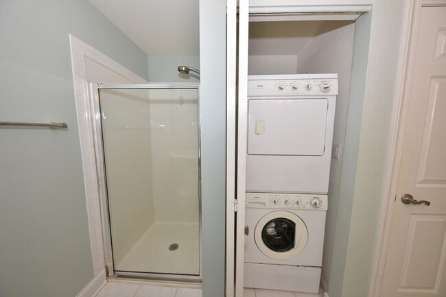 Building Photo - 1515 N Van Buren St