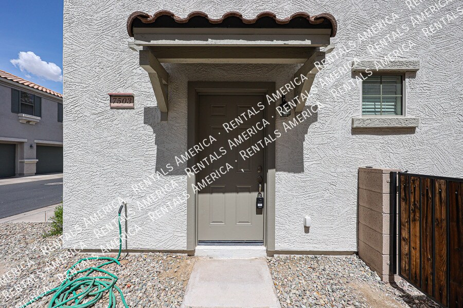 Building Photo - 7503 S 30th Run