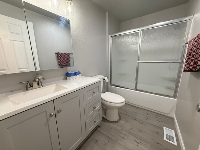 Building Photo - Newly renovated 1892sqft 4-bedroom, 3-bath home in Portland,