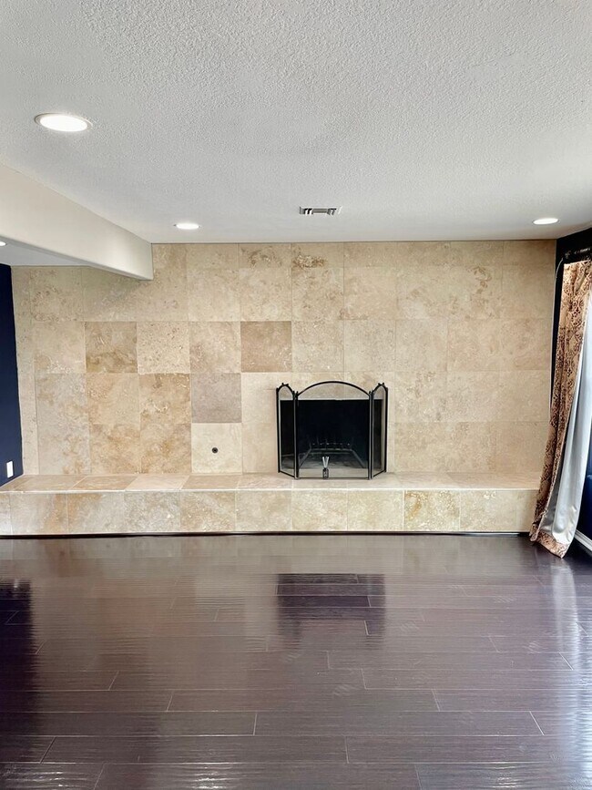 Building Photo - Large Fletcher Hills Home With 3 car Garag...