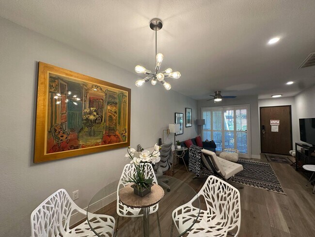 Building Photo - 2801 Los Felices Cir E