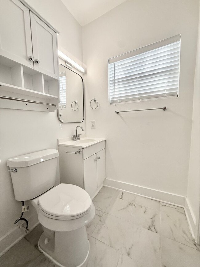 Building Photo - Adorable downstairs 1/1 Classic 8-plex near The Menil Collection!