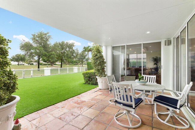 Building Photo - 1356 Thatch Palm Dr