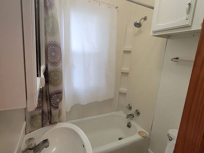 Building Photo - Charming 2-Bedroom Home for Rent