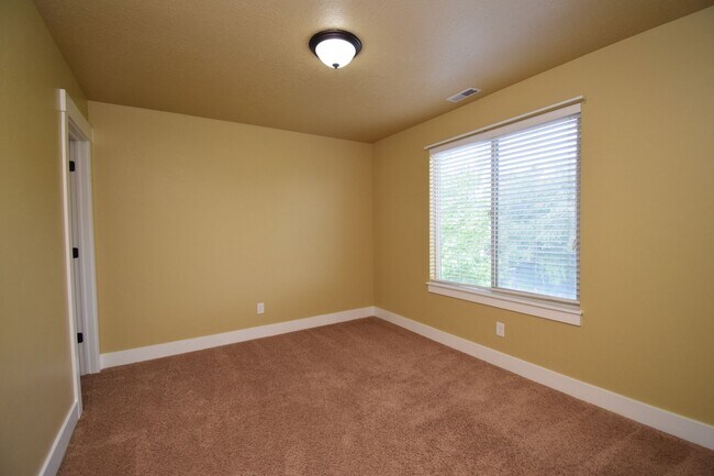 Building Photo - Great 3 Bed 2.5 Bath Townhome in Great Location!!!