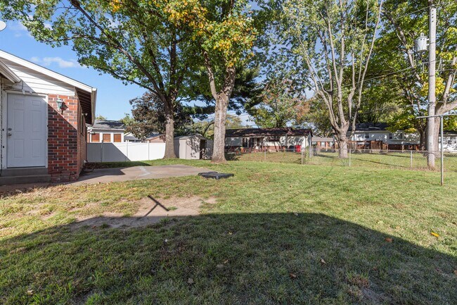 Building Photo - 3280 Brookshire Dr