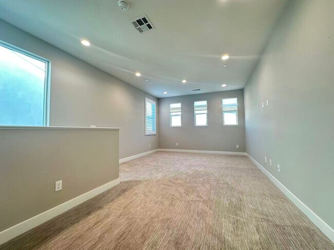 Building Photo - 4 BEDROOM HOME FOR LEASING IN Ontario