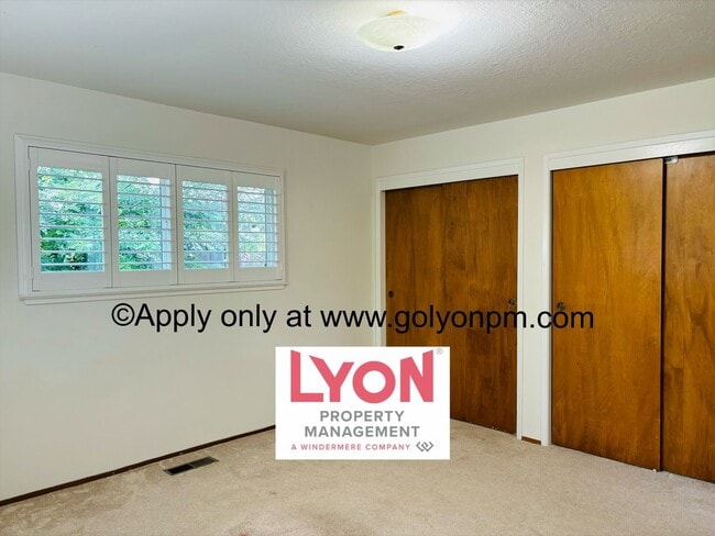 Building Photo - Spacious 2 bedroom, single level duplex in...