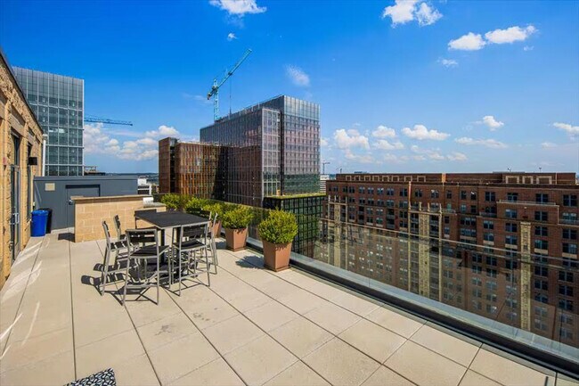 Building Photo - 1405 S Fern St