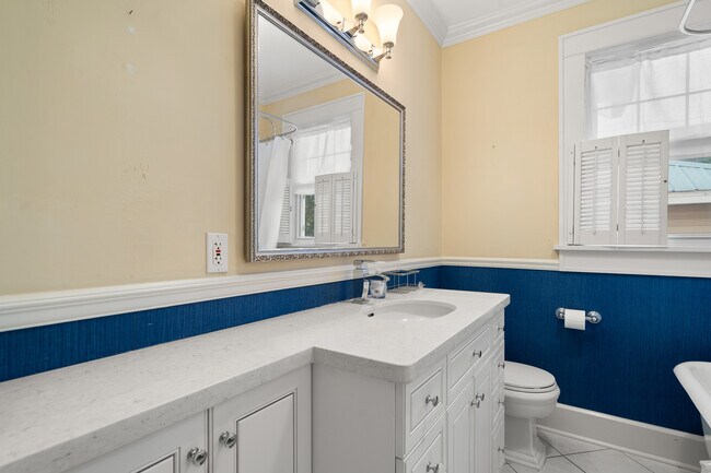 Building Photo - 1234 Beach Dr NE