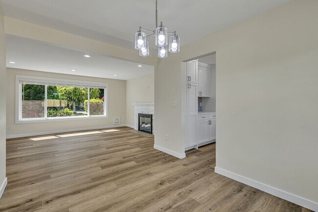 Building Photo - Freshly Remodeled Burien Rambler