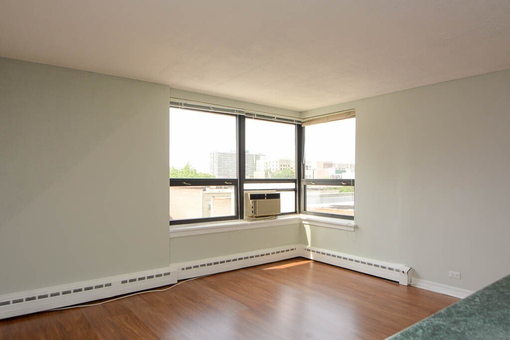 Building Photo - 428 W Wellington Ave