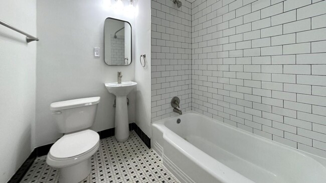 Building Photo - 1 bed / 1 bath on King St.  ~ Move-in Augu...