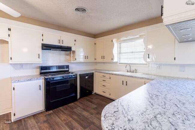 Building Photo - 501 W Texas Ave