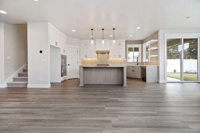 Building Photo - Luxury 5 Bed, 3 Bath home with over 3,000 sq. ft.