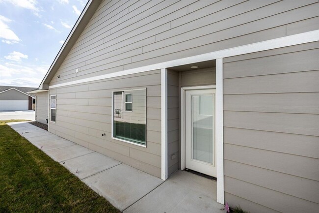 Building Photo - 3 bedroom Duplex in Bel Aire!