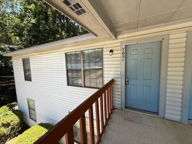 Building Photo - Upstairs Pointe East unit available now!!!