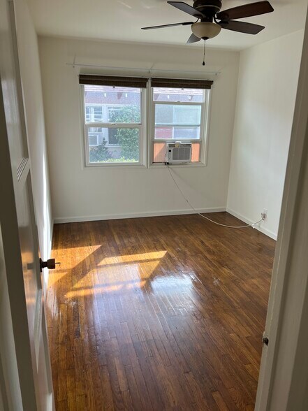 Building Photo - 2542 N Buena Vista St