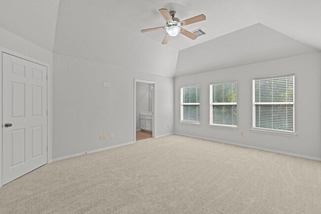 Building Photo - Spacious 3-Bedroom Home in Lakeshore with ...