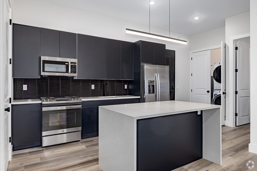 2BR, 2BA - 945SF - Kitchen - 196 Dayton Ave