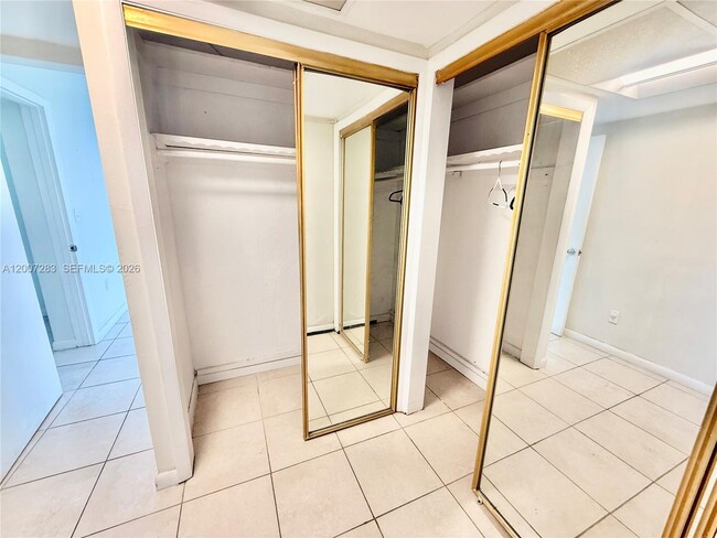 Building Photo - 1591 NE Miami Gardens Dr
