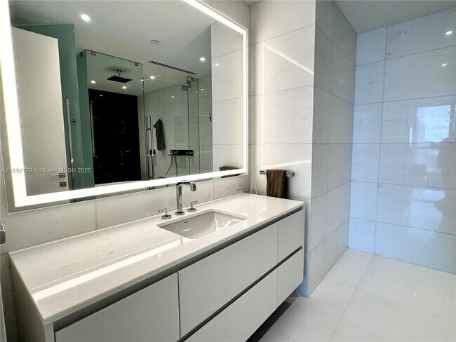 Building Photo - 300 Biscayne Blvd Way