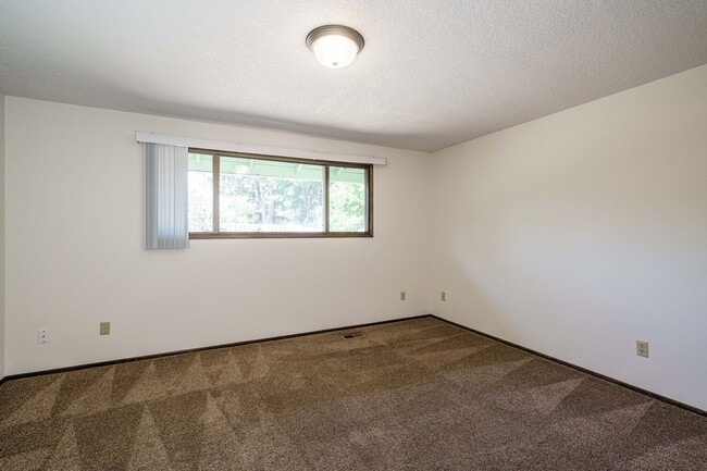 Building Photo - GREAT LOCATION!!! Single Level 3 bedroom 2...