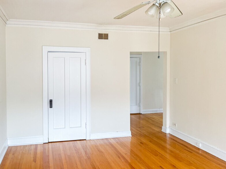 Building Photo - 2008 W Foster Ave