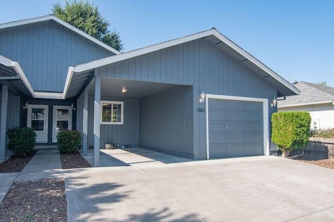 Building Photo - 563 Primrose Dr