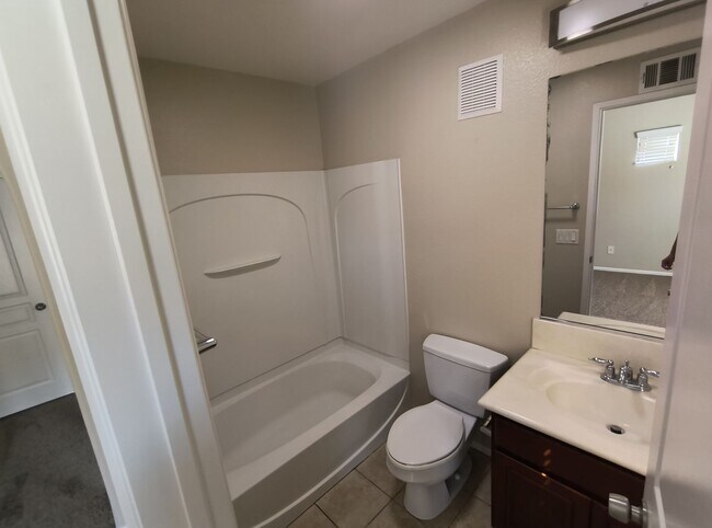 Building Photo - 3BD/3BA Townhouse Near Cal-State San Marcos