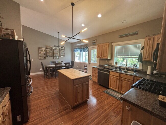 Building Photo - Spacious 2,048sf 3-bed home on acreage in Garden Valley!