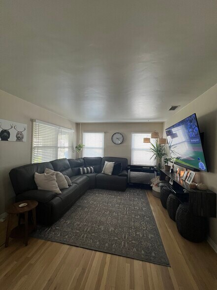 Living room - 3730 Pontiac St