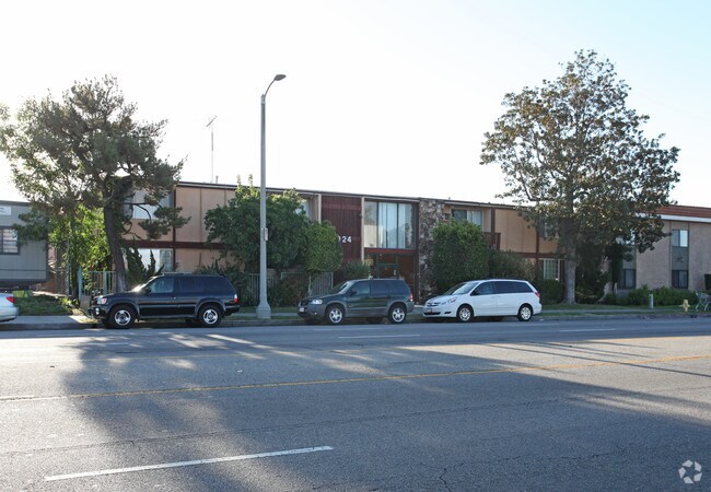 Building - Woodman Crest Apts