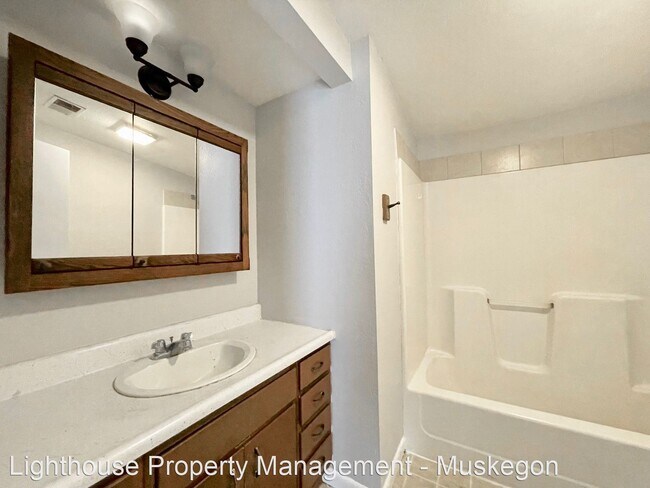 Building Photo - 3 br, 1 bath House - 6865 Evanston Avenue