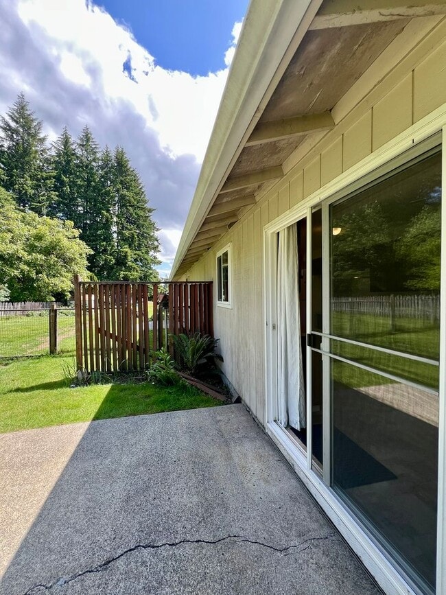 Building Photo - (#738) Duplex Near Squaxin Park - Water/Se...