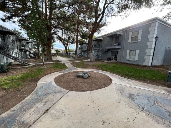 Building Photo - MOVE IN SPECIAL WITH THIS BEAUTIFUL 2 BEDROOM 2 BATHROOM CONDO IN GATED COMMUNITY