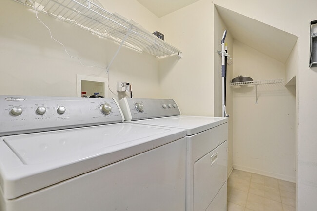 Building Photo - 3184 Impressions Dr