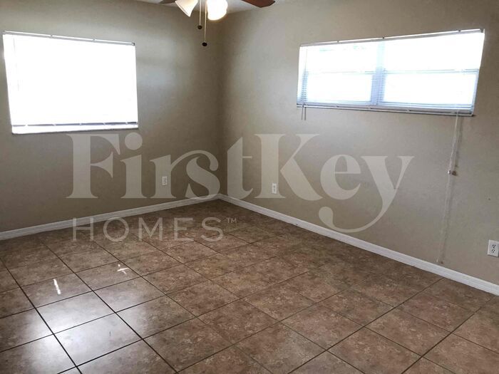 Building Photo - 701 Kingswood Loop