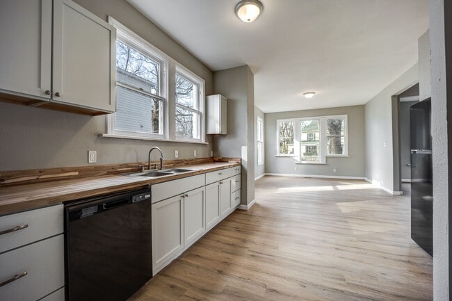 Building Photo - Freshly Updated 4 Bedroom House