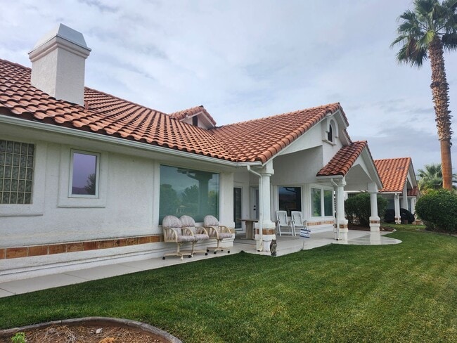 Building Photo - Charming Home Next To Sunbrook Golf Club!