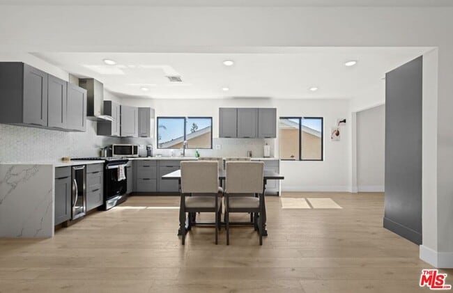 Building Photo - 2617 S Beverly Dr