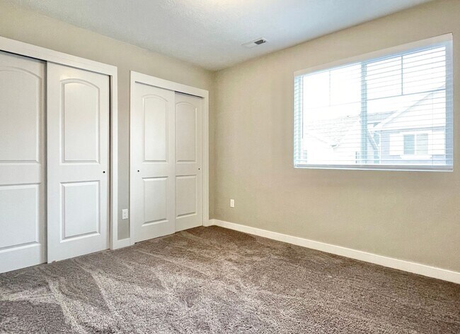 Building Photo - 3037 S Red Pine Dr