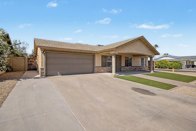 Building Photo - 4048 E Dahlia Dr