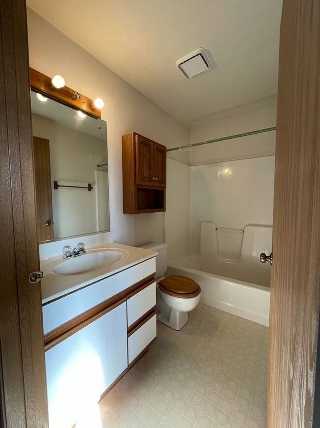 Building Photo - Spacious 2-Bed, 2-Bath Condo with Comfort and Convenience!