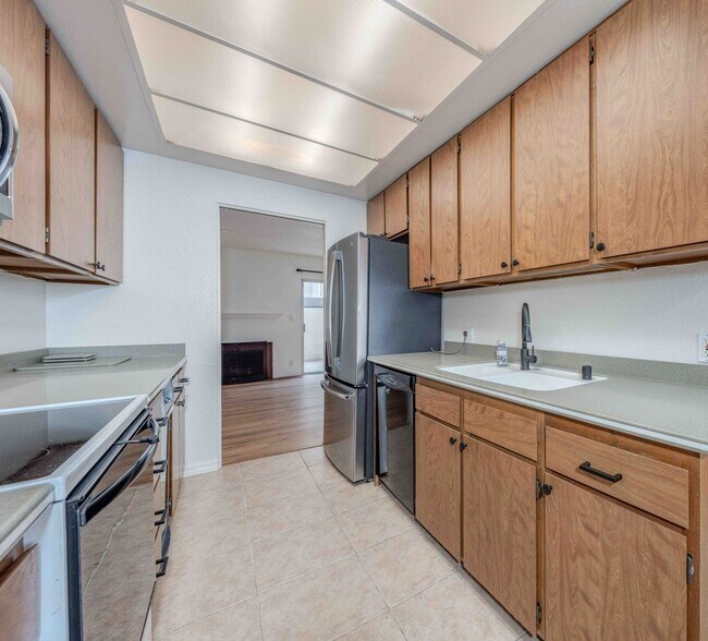 Building Photo - SPACIOUS 2 Bed Townhouse in Garden Grove