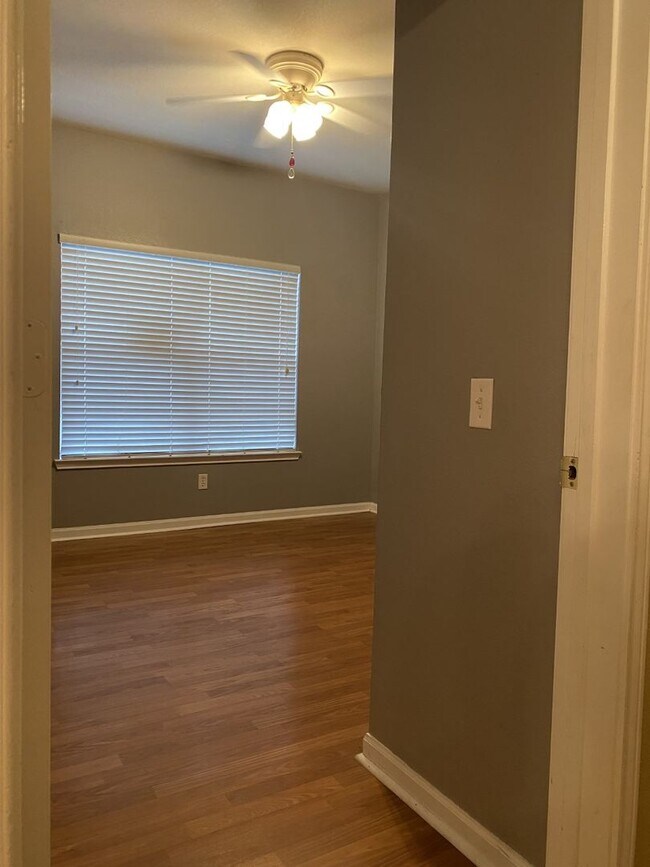 Building Photo - 447 W Longleaf Dr