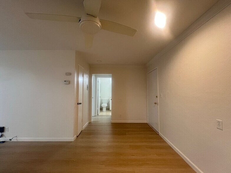 Building Photo - 811 York St