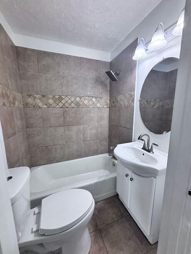 Building Photo - Spacious 3 Bed Home with Enclosed Porch & Detached Garage