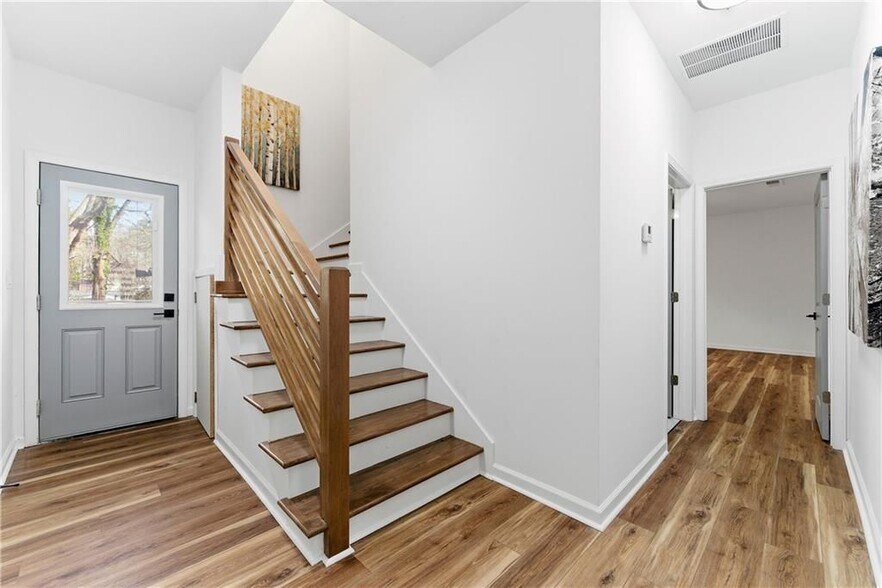 Building Photo - 1386 Elizabeth Ave SW