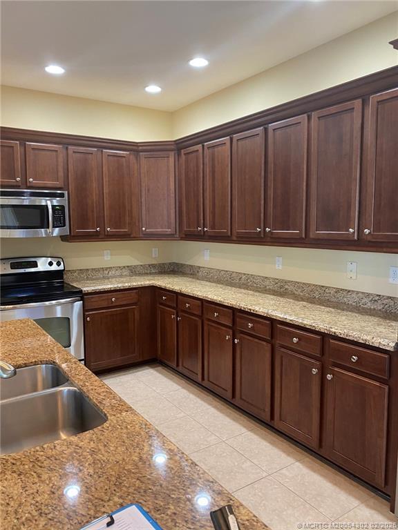 Building Photo - 11239 SW Barton Way